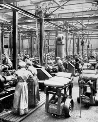 高性能爆薬を作る女性たち