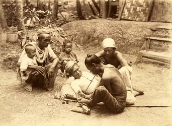 入れ墨されているシャンの男、1890（セピア写真）