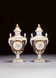 チェルシー-ダービーの2つの柄の壷型の花瓶と2つのカバーのペア、1775年頃