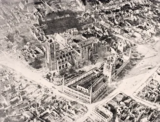 1916年にロンドンで公開された「The War Illustrated Album deLuxe」からのイープルの1回目と2回目の戦いの後の1915年のイープルの航空写真