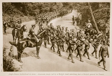 腕の中でのアングロサクソン同胞団：1914-19年、フランスのイギリス将軍を過ぎて行進しているイギリスのバンドに率いられたアメリカ軍