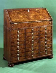 多くの小さな引き出しとおだんごの足がある事務局、c.1710（クルミ）