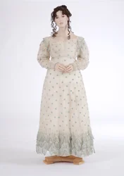 デイドレス、c.1815（青い羊毛で刺繍された綿のモスリン）