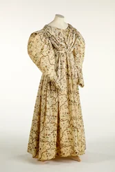 織りに格子模様のあるクリーム織りの生地に花と枝のデザインがプリントされたドレス、c.1830-35（綿）