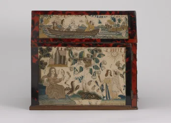 刺繍された棺、1660年頃（絹、キャンバス、木、べっ甲、銀製の台紙）