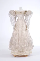 1829年のイブニングドレス（シルクと機械織りのガーゼ）