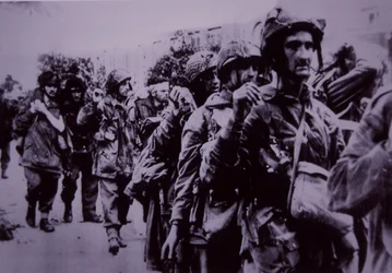 ドイツ軍の捕虜となった疲労困憊のイギリス空挺部隊（アーネムの戦い