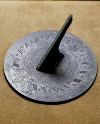 ホリゾンタルガーデンサンディッシュ、紋章彫刻入り（ブロンズ