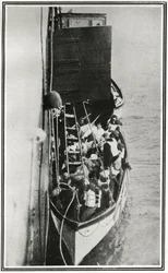 タイタニックの生存者はどのようにしてカーパシア号に拾われたのか、「The Sphere」1912年5月4日号より（リトグラフ）（450825の詳細