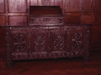 建築モチーフの象嵌コッフェル 16世紀後半 （オーク材に他の木材を象嵌したもの