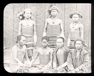 海の女性ダイアス部族、ボルネオc.1900を示すマジックランタンスライド