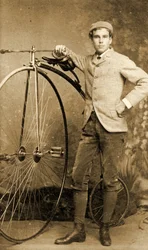 ペニーファーシングの横に立つ男性（1890年頃）（モノクロ写真