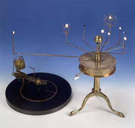 マーティンタイプのポータブルプラネタリウムまたはOrrery、トーマスブラント（fl.1760-1822）ジョージニューマンおよびトーマスフォイトc.1808（真鍮、銀メッキされた真鍮および象牙）（135772も参照）