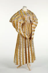 黄色と白の縦縞のデザインでプリントされた抽象的な藤色のパターンのモスリンドレス、c.1820-30（綿）
