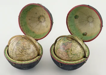 ニュートン＆ソン製のポケットグローブのペア、1830年頃（カートンピエール、真鍮、紙、シミュレートされた黒革）