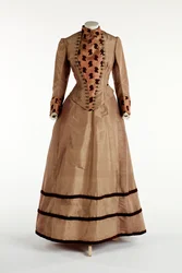 淡い梅のドレス、1885年頃（絹）