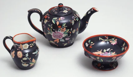 スタフォードシャーのダベンポート（陶器）による中国風のお茶サービスの一部