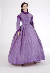 パープルデイドレス、1860年代（縞模様のシルクタフタ）