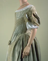 シルバーティッシュドレス、1660年代（シルク、レース、シルバーメタルスレッド）