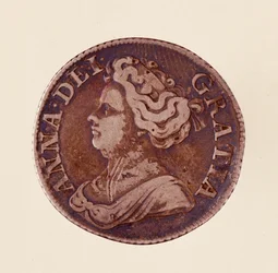 銀製イングリッシュ・グロッシェン、アン・スチュアート女王（英国のアン）の時代（1665-1714）1712年。直径2.5cm ナポリ、ムゼオ・アルケオロジコ