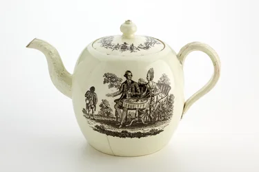 スタッフォードシャーウェッジウッドティーポット、1775-85年頃（クリームウェア）