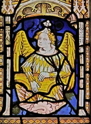 ツィターとミュージシャンの天使を描いた東の窓（Ew）