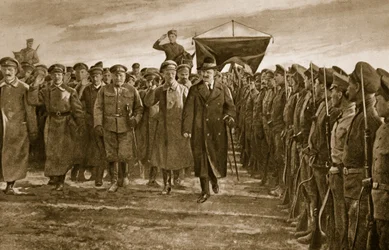 1914〜19年に赤軍のエリートを結成したレッツ連隊を視察するロシアのボルシェビキ戦争委員会トロツキー