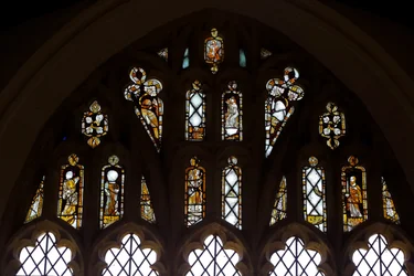 神、三位一体、聖ペテロと幾何学模様の光を描いたウィンドウEw。セントポール、セントキャサリン、ガブリエル：そして鳥