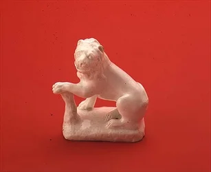 左を向いて座っているライオンの弓の白い姿、c.1750（セラミック）