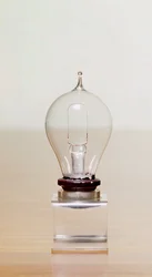 最初の商用電球（ガラス）（3197も参照）
