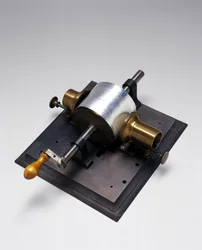 1877年にThomas Alva Edison（1847-1931）によって発明された最初の蓄音機（金属）のレプリカ（2341も参照）