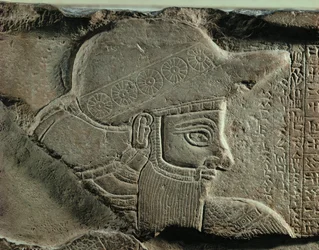 アッダ＝ハミティ＝インシュシナク、エラム王 石碑の浮き彫り 石灰岩、イラン、スーサ出土 53 ...