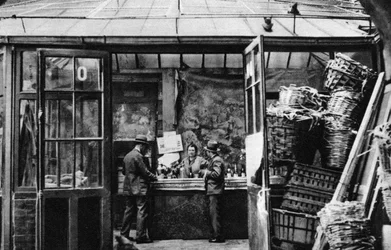 1931年、パリのセントラルマーケット地区にあるバー。