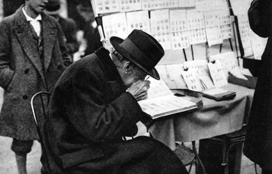 切手の古い購入者、パリ、1931年。