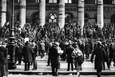 証券取引所の外での交渉、パリ、1931年。