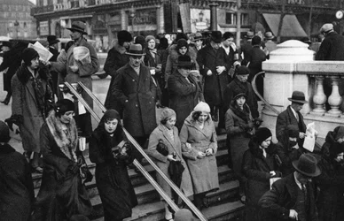 1931年、パリの地下鉄駅への入り口。