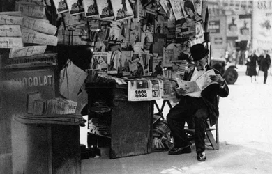 新聞スタンド、パリ、1931年。