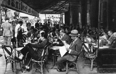 1931年、パリの舗装カフェの人々。