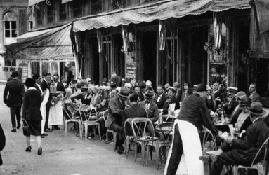 有名なパリの舗装カフェ、1931年の人々