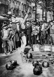 ウェイトとジャグリングするストロングマン、パリ、1931年。