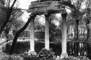 ナウマチアスコリント式の柱、モンソー公園、パリ、1931年。