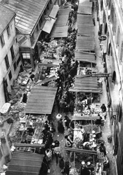 1931年、パリのパッセージベリエにある絵のように美しい市場。