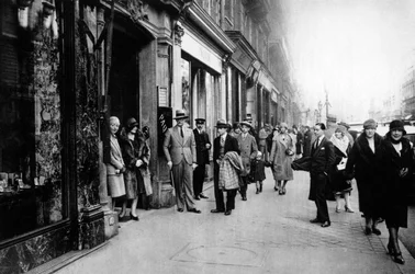 1931年、パリを離れる仕立て屋を待って、パリ。