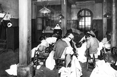 1931年、パリのサンラザール女子刑務所の作業室。