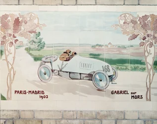 死のレース」として知られる1903年のパリ～マドリード・レースで、モルス社の車を運転するガブリエル。