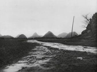 桂林府の北にある円錐形の山々、廣渓（モノクロ写真）