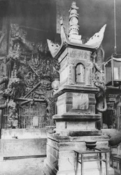オ・ミ・シャン、ワンニェン・セー、四川、「永遠の僧院」内の聖遺物塔（モノクロ写真）