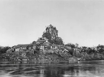 シーパオチャイ、ワンインシャン、四川省、長江河畔の村と聖なる岩（モノクロ写真）