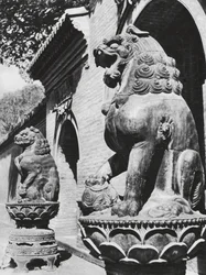 山西省太原府、タペイセ、寺院入り口のブロンズ像の獅子（モノクロ写真）