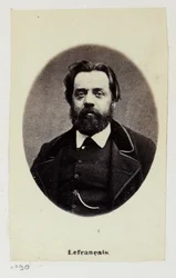 ギュスターヴ・ルフランセと呼ばれたルフランソワ・アドルフ・ギュスターヴ（1826-1901）。教師であった彼は、1849年にポーリーヌ・ロラン（1805-1852）とともに社会主義教師協会を創設した。コミューンの一員として、労働・財政委員会の委員を務めた....